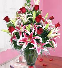 Ankara Sincan çiçekçi yolla dükkanımızdan vazoda gül ve kazablanka çiçeği Ankara çiçek gönder firması şahane ürünümüz 